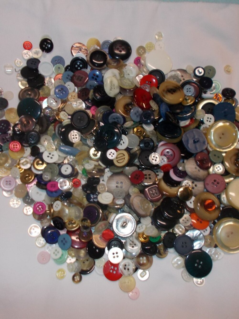 Assorted lot of buttons, over 500, assorted sizes and colors